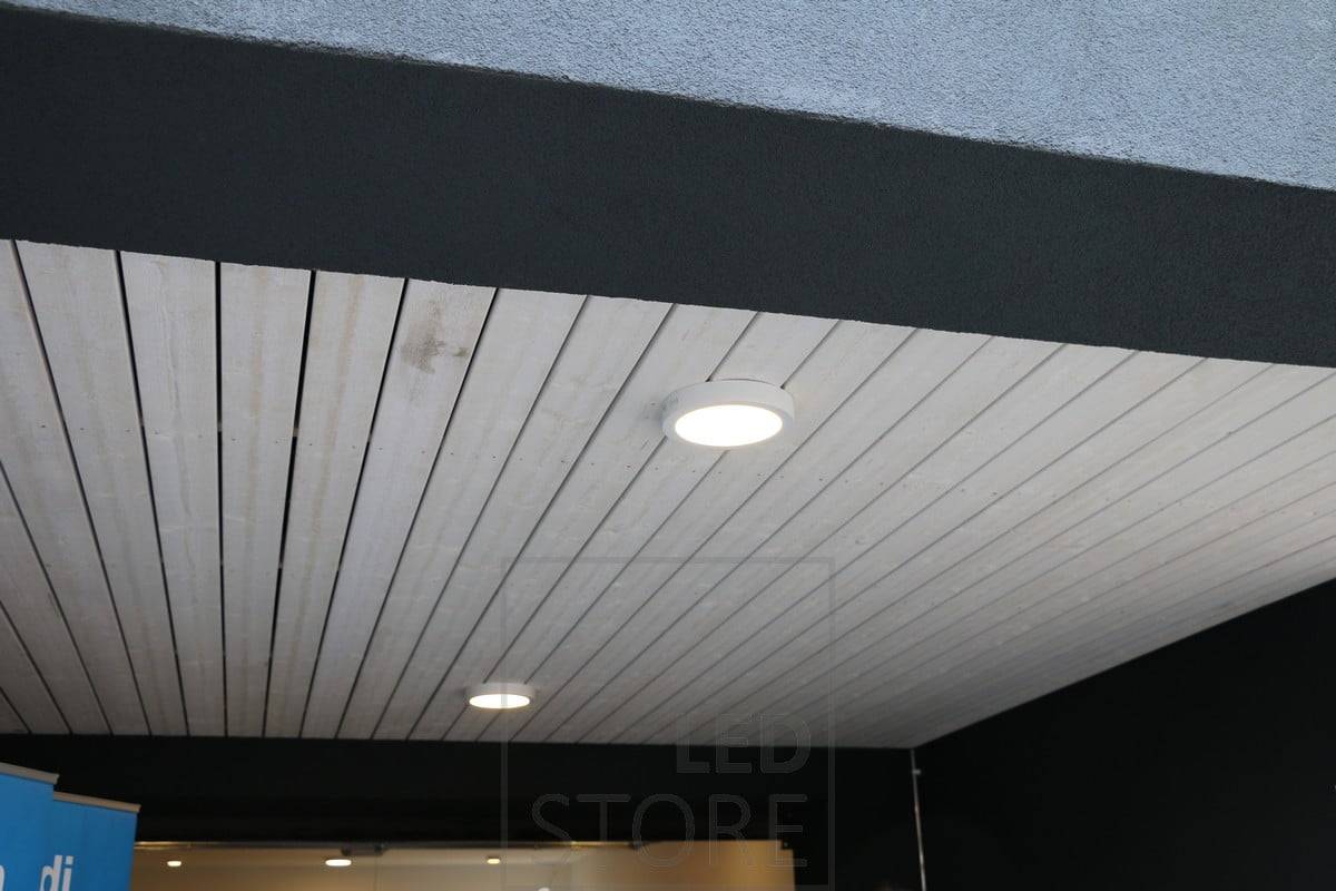 Plafonds de surface à l'extérieur, sur le toit. Plafond 160 fournit un éclairage lumineux et, grâce à son aspect simple et à sa protection contre l'humidité, convient à l'éclairage général dans toute la maison. Ledstore.fi